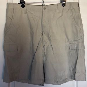 Woolrich cargo shorts, stone/khaki size 38